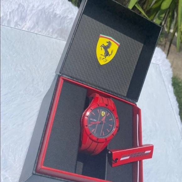 Men’s Ferrari watch - Picture 1 of 3